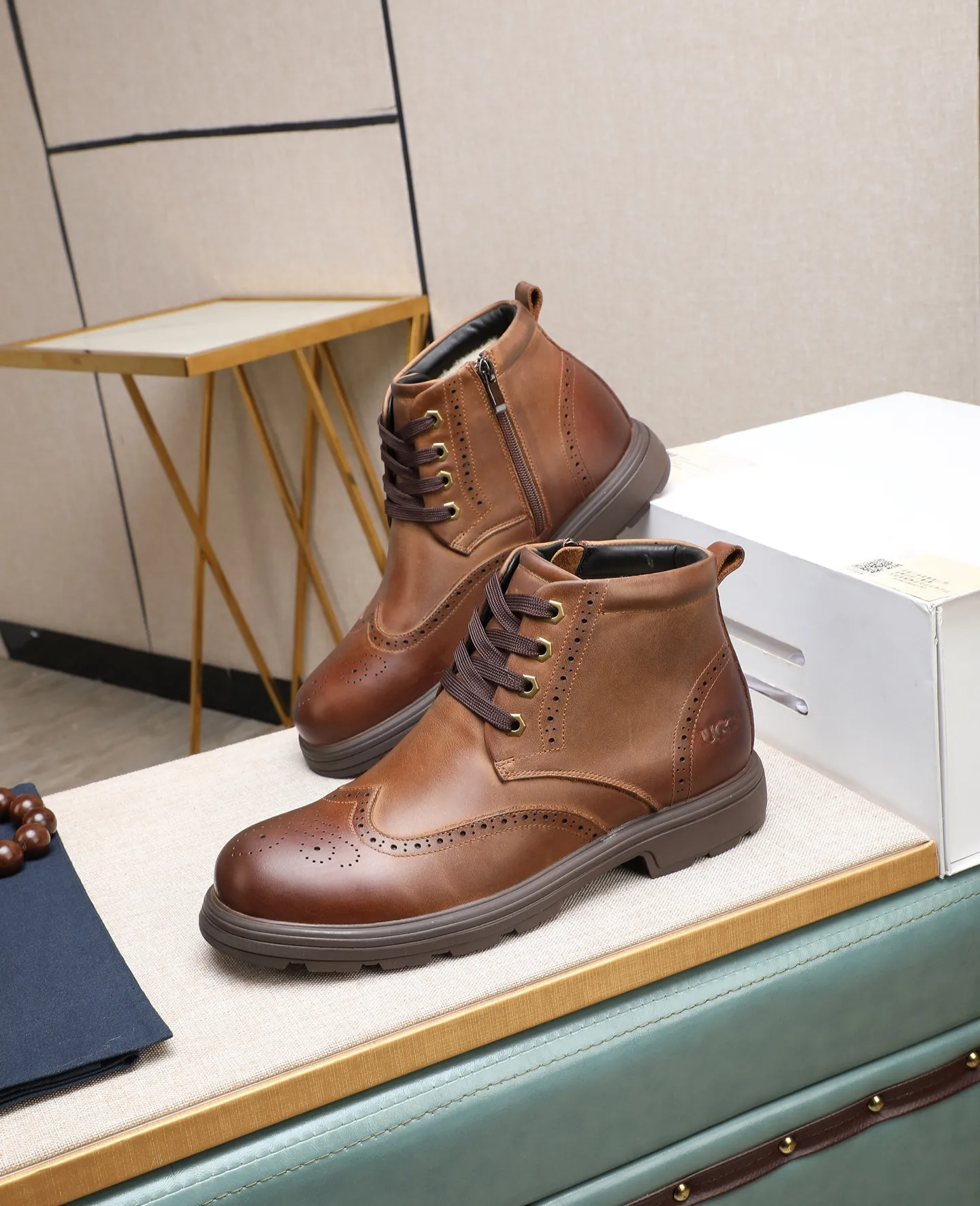 Men's shoes 💰640 (full genuine wool lining, 10% off for fake ones) Please pay attention to the quality of the original item and compare the thickness of the wool 🏮🏮 Popular UGG men's shoes from Australia's warm luxury brand, the official website is synchronized, Beckham men's style..., made of imported first-layer waxed cowhide, waxed toe cap, Australian real wool velvet lining Carefully sewn...Imported rubber Martin boots outsole (comfortable, soft, wear-resistant) The quality is really great...Exquisite workmanship, you won't be able to put it down at first sight, size 39-44 (customized in 45)